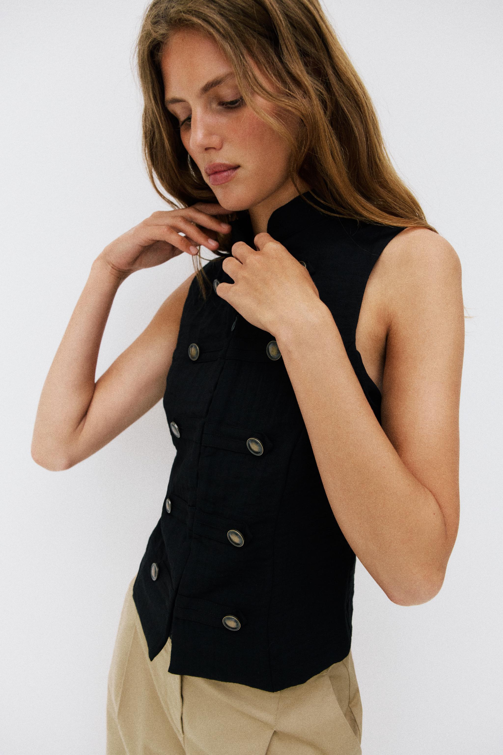 SLEEVELESS BUTTON SHIRT